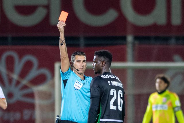 O árbitro Fábio Veríssimo mostra o cartão vermelho a Diomande, desolado, no estádio do Aves