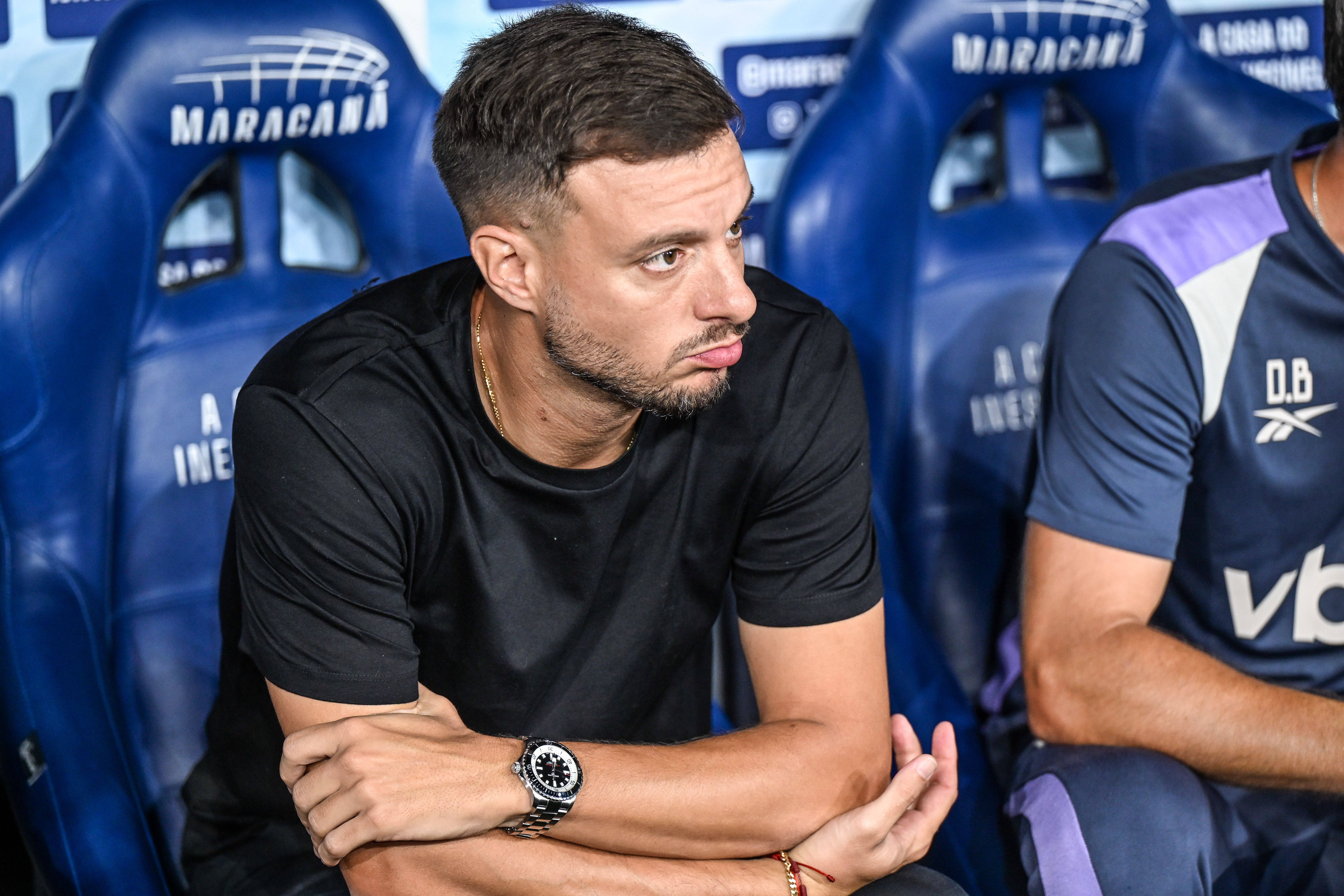 Anselmi, treinador do Botafogo, não tem tido vida fácil