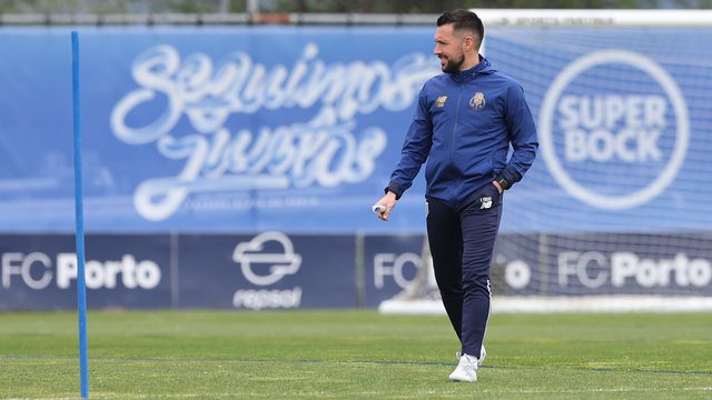 Francesco Farioli no ensaio geral do FC Porto antes do embate decisivo com o Estugarda - Foto: Catarina Morais/KAPTA+