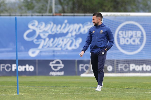 Francesco Farioli no ensaio geral do FC Porto antes do embate decisivo com o Estugarda - Foto: Catarina Morais/KAPTA+