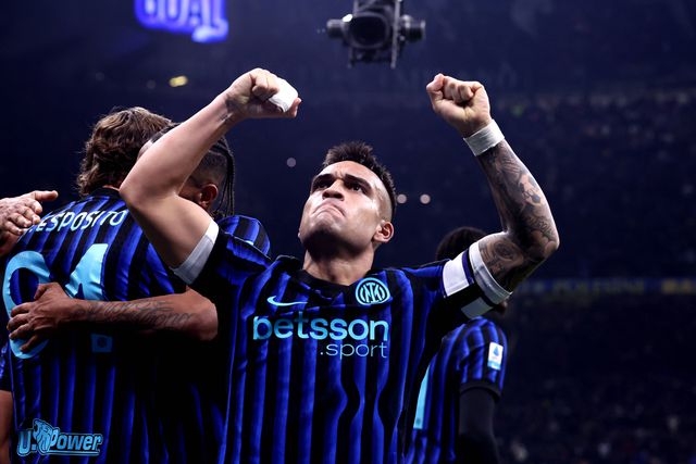 Lautaro Martínez celebra com a camisola do Inter
