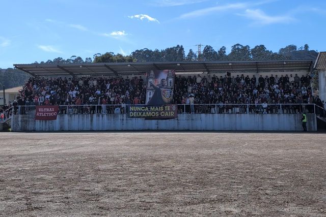 Enchente para ver um jogo da 3.ª divisão distrital da AF Braga