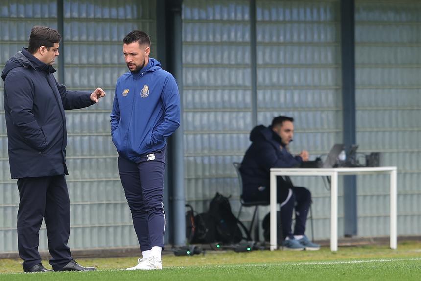 'Vice' Tiago Madureira com o técnico Francesco Farioli no treino do FC Porto - KAPTA+/Catarina Morais