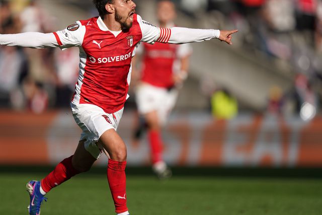 Camisola 21 dos arsenalistas bisou e pintou a manta no duelo com o emblema magiar - Foto: Hugo Delgado/LUSA