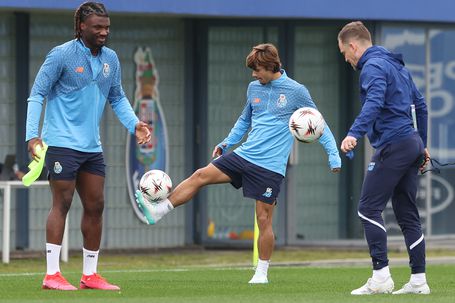Moffi e Rodrigo Mora no treino do FC Porto (Kapta+/Catarina Morais)