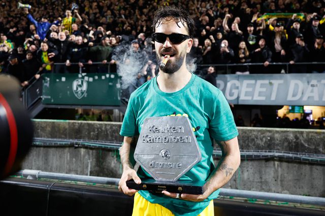 Diogo Tomás nos festejos do ADO Den Haag, que regressa à elite dos Países Baixos cinco anos depois