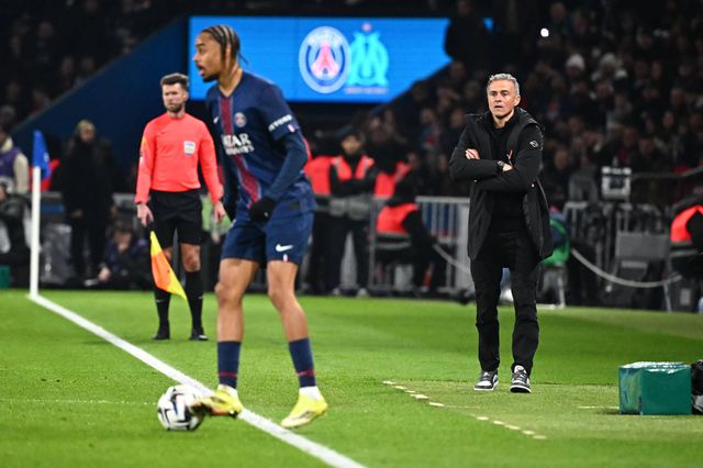 Luis Enrique atento à jogada de Barcola