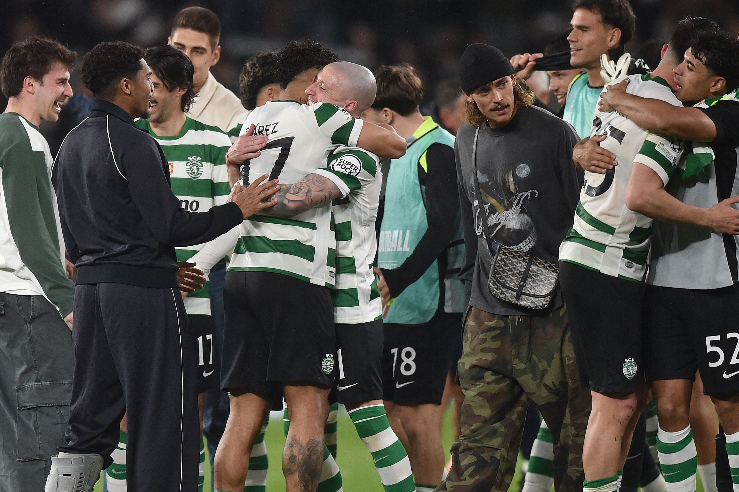 A festa dos jogadores do Sporting após o apuramento para os quartos de final da Champions — Foto: MIGEL NUNES
