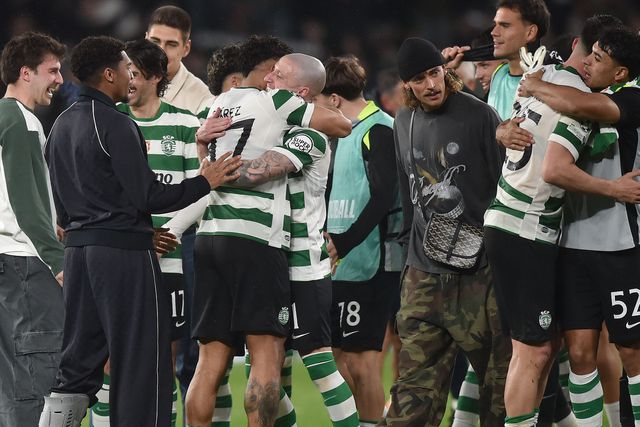 A festa dos jogadores do Sporting após o apuramento para os quartos de final da Champions — Foto: MIGEL NUNES