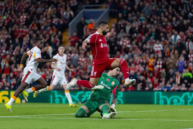 Domínio do Liverpool dá em goleada e passe para os quartos de final da Champions