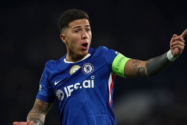 Enzo Fernández com a braçadeira de capitão do Chelsea