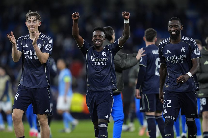 Vinícius festeja vitória sobre o Manchester City, em Manchester, e apura-se para os quartos de final da Liga dos Campeões