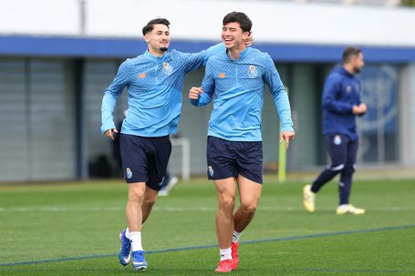 Borja Sainz e Prpic no treino do FC Porto antes da receção ao Estugarda, para a Liga Europa (Kapta+/Catarina Morais)