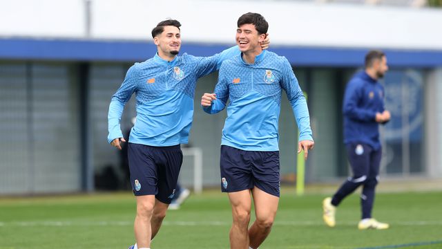 Borja Sainz e Prpic no treino do FC Porto antes da receção ao Estugarda, para a Liga Europa (Kapta+/Catarina Morais)