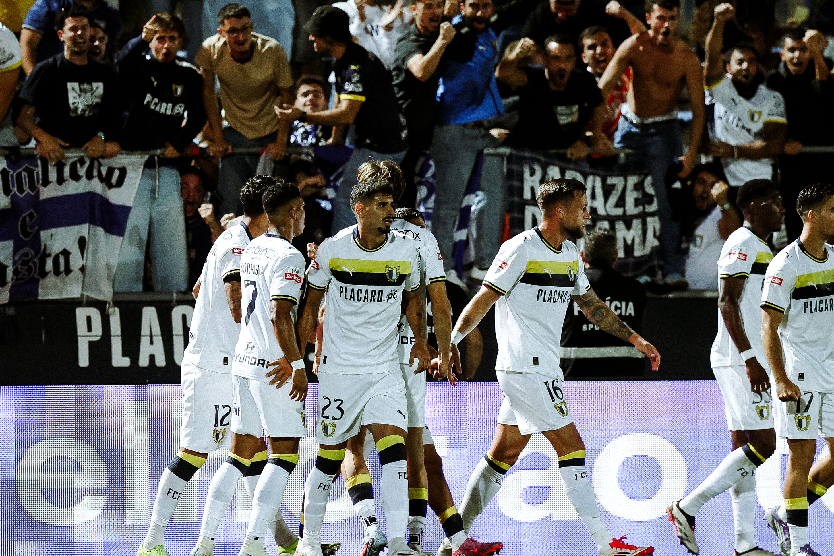 Adeptos dos azuis e brancos do Minho só têm tido razões para festejar nos jogos em casa este ano - Foto: Famalicão