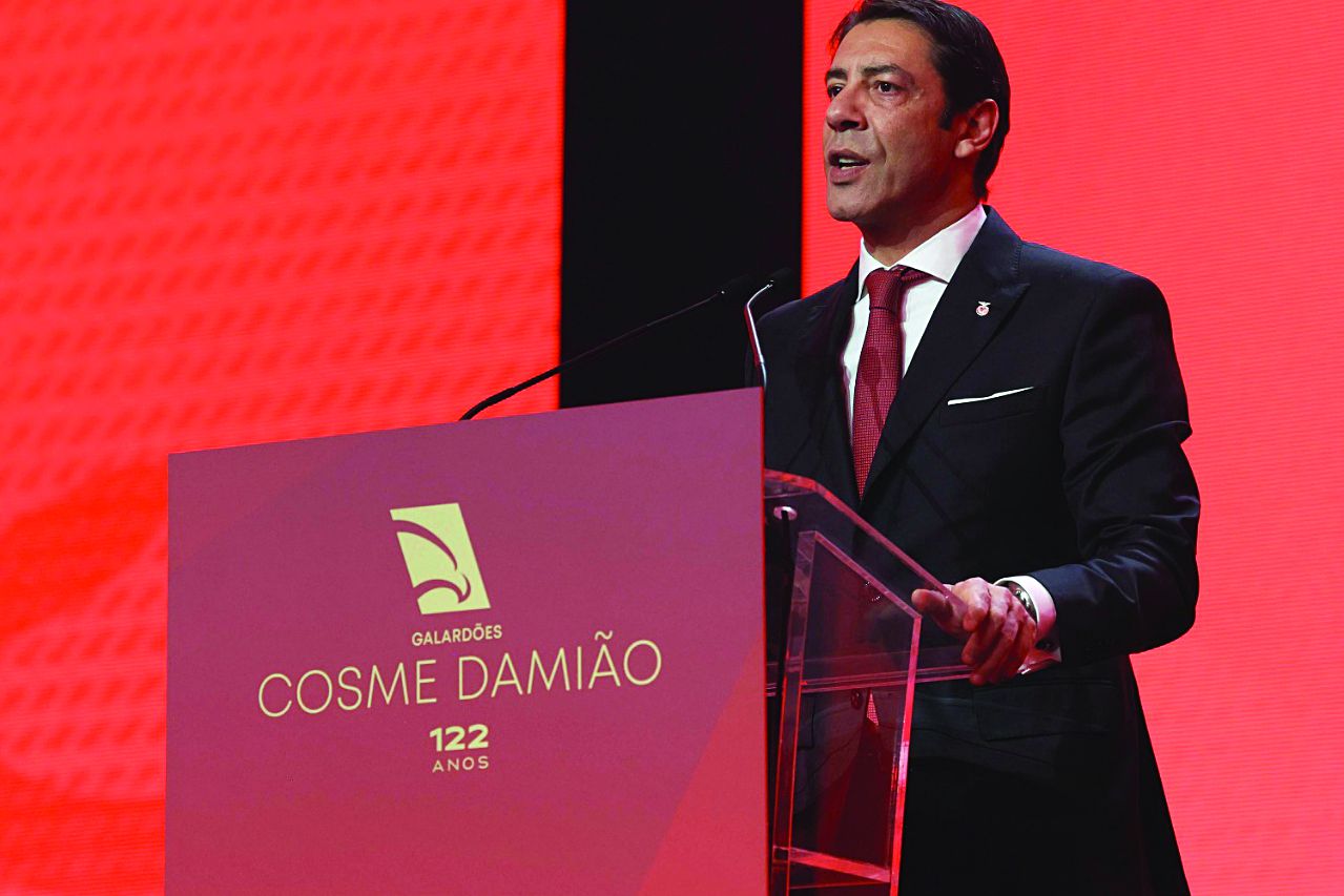Rui Costa, presidente do Benfica, discursa na cerimónia de atribuição dos galardões Cosme Damião — Foto: SL Benfica
