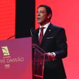 Rui Costa, presidente do Benfica, discursa na cerimónia de atribuição dos galardões Cosme Damião — Foto: SL Benfica