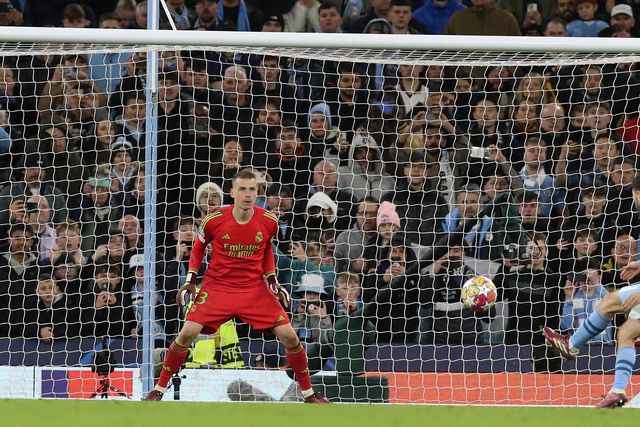 Lunin esclarece decisão no penálti de Bernardo