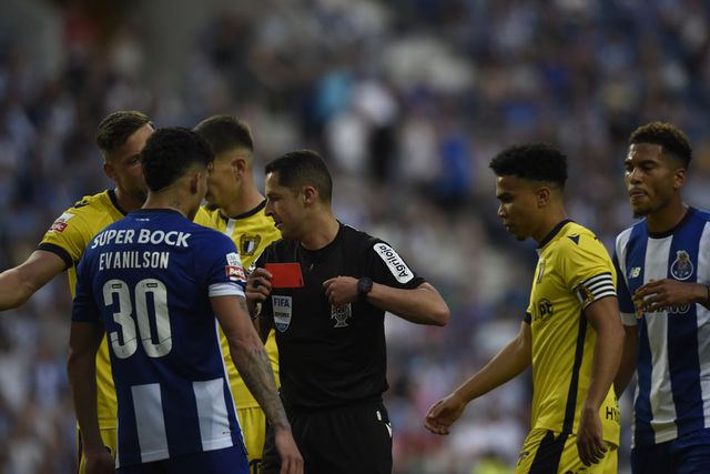 Cabeçada de Evanilson a Mihaj vale dois jogos de suspensão