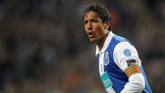 Vídeo: nem num jogo de lendas Bruno Alves se contém