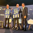 Jorge Costa e Zubizarreta debatem treinador com Villas-Boas (Foto: Só há um Porto!)