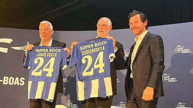 Jorge Costa e Zubizarreta debatem treinador com Villas-Boas (Foto: Só há um Porto!)