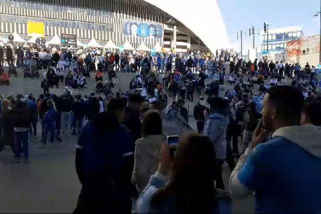 Adeptos do Marselha ensaiam cânticos à entrada do recinto