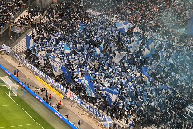 Grande ambiente no Vélodrome segundos antes do início da partida