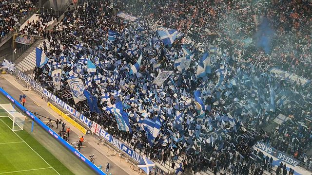 Grande ambiente no Vélodrome segundos antes do início da partida