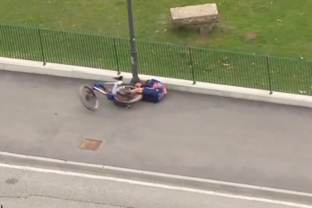 Corredor bate com a cabeça num poste em queda violenta na Volta aos Alpes