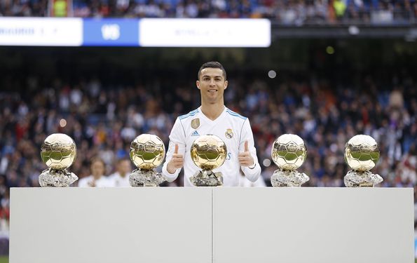 Ronaldo com as cinco Bolas de Ouro que conquistou e a camisola do Real Madrid, no Santiago Bernabéu, em 2017