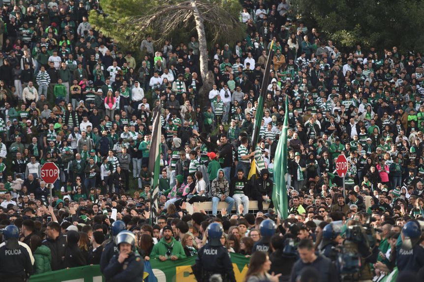 Adeptos têm acompanhado a equipa de Norte a Sul do País