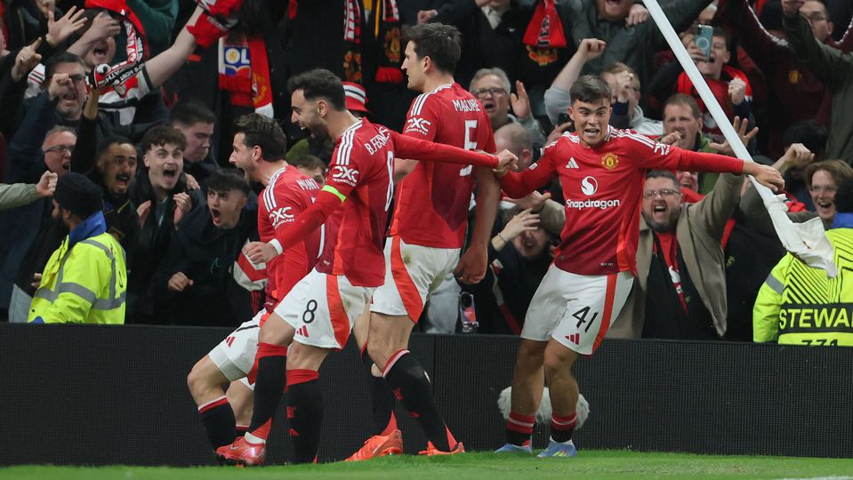 Jogadores do Manchester United celebram golo de Maguire