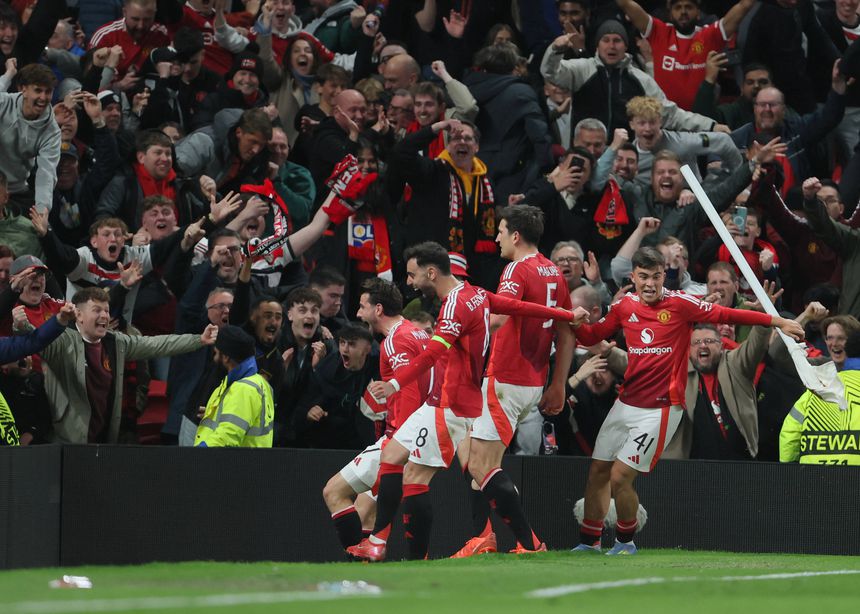 Jogadores do Manchester United celebram golo de Maguire