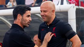 Pode haver campeão esta semana: Slot e Arteta abordam possível título do Liverpool