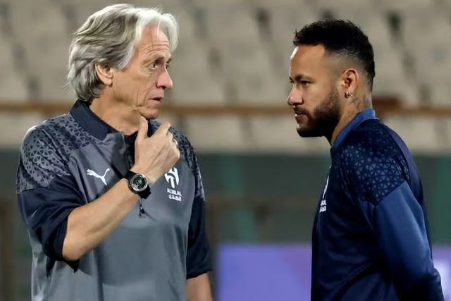 Jorge Jesus, treinador português, conversa com Neymar, avançado brasileiro, durante um treino dos árabes do Al Hilal
