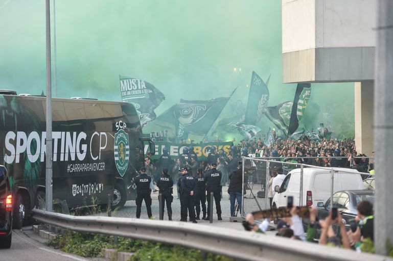 Adeptos recebem Sporting em Alvalade antes do jogo com o Moreirense (Foto: Miguel Nunes)