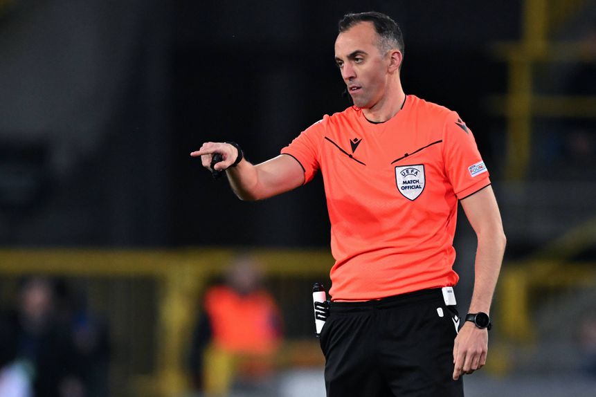 João Pinheiro, árbitro português de 37 anos, durante um jogo da Liga dos Campeões da presente temporada entre o Club Brugges e o Aston Villa