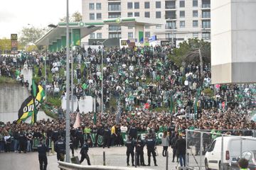 Sporting: loucura na saída dos jogadores de Alvalade (vídeo)