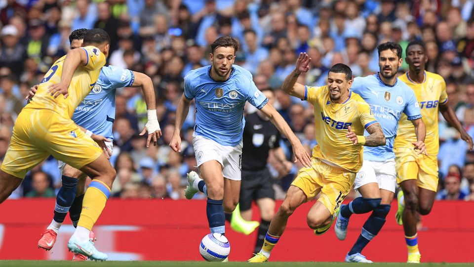 Nico González em ação pelo Manchester City