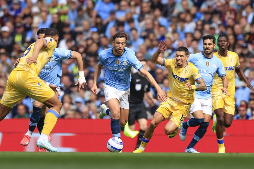 Nico González em ação pelo Manchester City