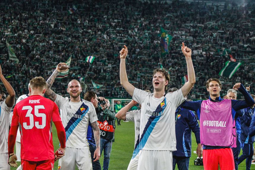 Jogadores do Djurgaarden festejam em Viena o apuramento para as meias-finais da Liga Conferência