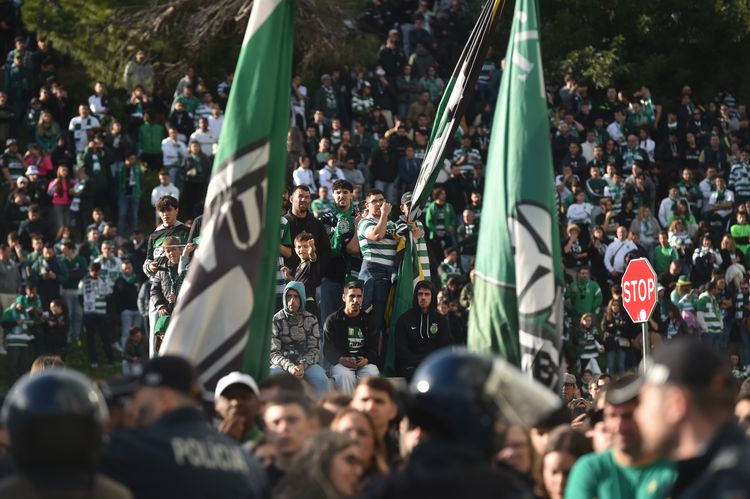 Já estão centenas de sportinguistas à espera da chegada da equipa a Alvalade