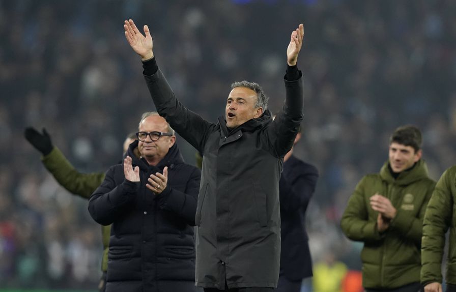 Luis Enrique, treinador do PSG, festeja
