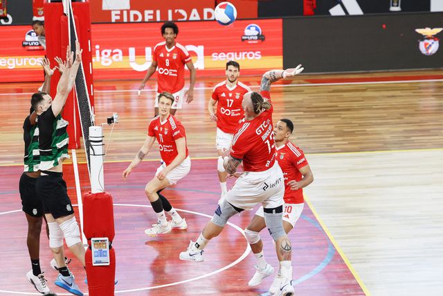 Benfica bate Sporting e 'voa' para a liderança na final