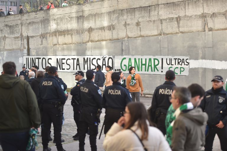 Adeptos recebem Sporting em Alvalade antes do jogo com o Moreirense (Foto: Miguel Nunes)