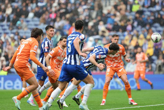 Zé Pedro cabeceia no FC Porto-Famalicão