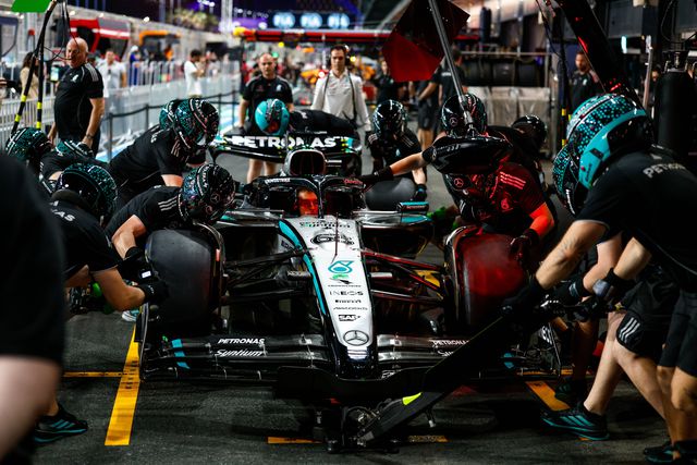 Treino de paragem nas boxes da Mercedes durante os treinos livres do GP Arábia Saudita