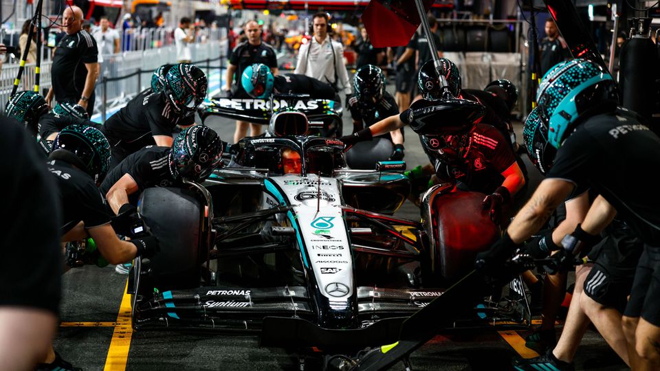Treino de paragem nas boxes da Mercedes durante os treinos livres do GP Arábia Saudita