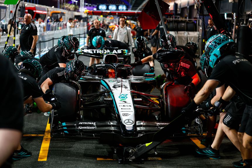 Treino de paragem nas boxes da Mercedes durante os treinos livres do GP Arábia Saudita